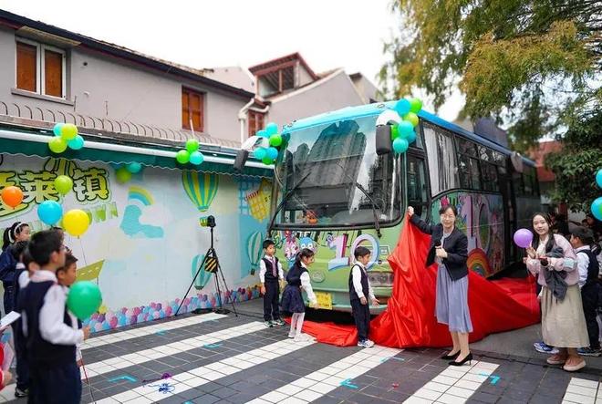 十年了!校园里的“公共汽车教室”新装亮相“驶”向更远方!